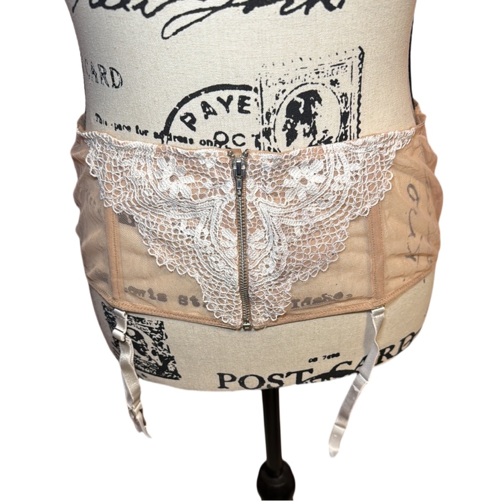 Victoria’s Secret Nude Lace Garter Belt
